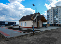 В Камышине у нового храма на перекрестке улиц Ленина и Некрасова подготовили площадки под цветники