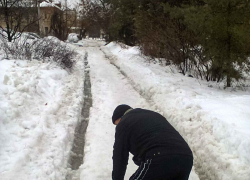 За серьезную травму на не расчищенной от снега улице мужчина взыскал через суд с УК 300 тысяч