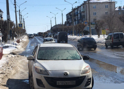 Камышанин через соцсети ищет "обидчика" его "Мазды" - красную иномарку с опускающимися фарами