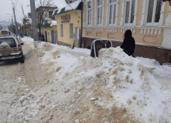 В Камышине заинтересованные фирмы "продают" городской снег на обочинах улицы Пролетарской