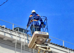 В Камышине организовали сбивание сосулек с автовышки