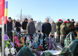 В селе Антиповка Камышинского района земляки принесли цветы к могилам бойцов, выполнявших приказ Родины