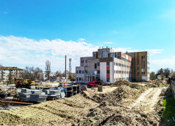 Руководитель фирмы-подрядчика проинспектировал строительство поликлиники в Камышине на улице Советской