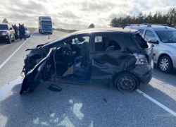 На московской трассе одна иномарка опасно "догнала" другую, пострадавший водитель еще легко отделался