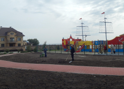 На новой детской площадке "Фрегат" лед подпирает обивку, а детей туда так и не пускают, - камышанин