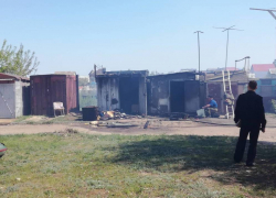 В Камышине случился пожар в металлическом гараже