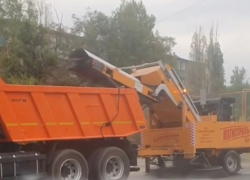 Камышане снимают на камеры новую подметальную машину на городских улицах