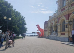 В Камышине «Флотилию плавучих университетов» встретили спикер гордумы, 30-градусная жара и... динозавры