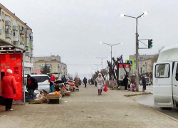 "Культовый" камышинский рынок растянулся перед Новым годом так, что уперся в остановку "Детский мир"