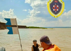 Напротив Камышина, на другом берегу Волги, водолазы ищут тело утонувшего мужчины