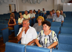 В фотообъектив местных хроникеров попал пустой зал на торжестве в честь Дня строителя  - некому строить в Камышине или нечего?
