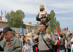 В Камышине 9 мая колонна участников возложения цветов к Памятному знаку погибшим поредела, но река "Бессмертного полка" так же полноводна