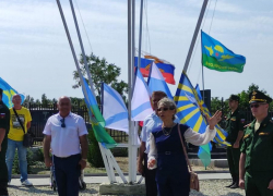 В Камышине 22 августа, в День государственного флага России, на флагштоках на участке воинских захоронений затрепетали на ветру полотнища (ВИДЕО)