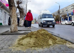 В Камышине после объявления об ухудшении погоды коммунальщики насыпали "антигололедные" кучки на тротуарах