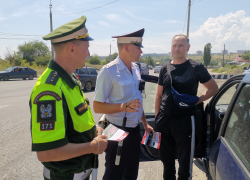 Дорожные полицейские Камышина вышли на трассу поинтересоваться, спят ли водители в дальних путешествиях