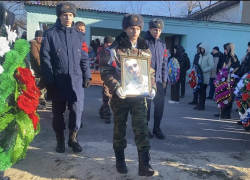 На родном хуторе в Котельниковском районе отдали все воинские почести погибшему в СВО 27-летнему Максиму Зайнуллину