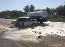 В Камышинском районе водитель отечественной легковушки попал в больницу после столкновения с молоковозом