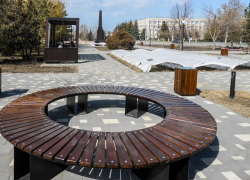 В Камышине на площади Павших борцов занялись дорожками, скамейками, цветниками и беседками: готовится к сдаче территория у стелы