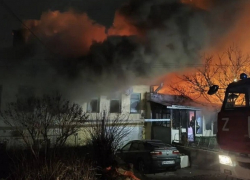 В Камышине во время пожара на улице Лесозащитной получил ожоги и попал в больницу пенсионер