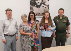 Родные погибших героев приняли их ордена и медаль со слезами и гордостью в Камышине