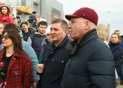 Губернатор Волгоградской области смотрел, как сжигают чучело, с женой, а глава Камышина  пек на Масленицу в парке блины один
