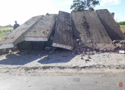 Шок: бетонные глыбы накрыли полностью машину с водителем, но молодой мужчина выжил