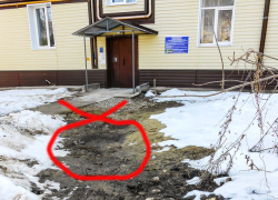 Жители дома №1 на улице Титова в Камышине по весне опять стали заложниками коммунального "провала" во дворе