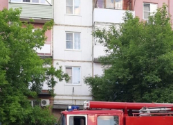 В Камышине в огне оказались балкон, "Ауди" и "КАМАЗ"