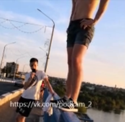 Паркурщик Данил, прыгнувший на днях с Бородинского моста, пообщался с «Блокнотом Камышина»