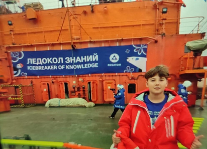 Сегодня, 4 августа, из Мурманска на Северный полюс взял курс ледокол «Росатома», на его борту и камышинский старшеклассник Захар Наумов