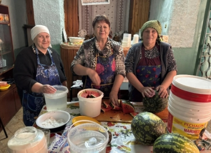 Неравнодушные селянки из глубинки Камышинского района насолили арбузов и капусты бойцам на передовую СВО