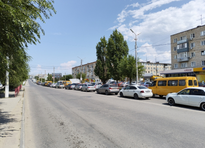 В Камышине в разгар дня 9 июля скопилась огромная пробка на Бородинском мосту, полицейские «вручную» регулируют потоки