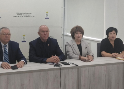 Спикер Камышинской городской думы Владимир Пономарев доложил горожанам, как он, депутат и две чиновницы вникали в направления бюджетной политики 