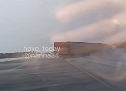 На камеру попали две фуры, слетевшие с московской трассы в Волгоградской области (ВИДЕО)