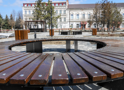 В Камышине на площади Павших борцов занялись дорожками, скамейками и беседками: готовится к сдаче территория у стелы