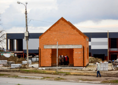 В Камышине на пересечении улиц Ленина и Некрасова уже просматриваются контуры храма Святого покровителя города Димитрия Солунского