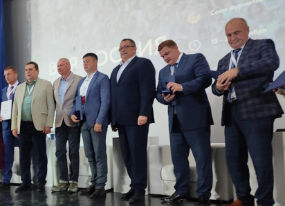На сочинском медиафоруме наградили мэров, отстегивающих деньги на газеты: окажись среди них глава Камышина Станислав Зинченко - его бы надо было завалить подарками!