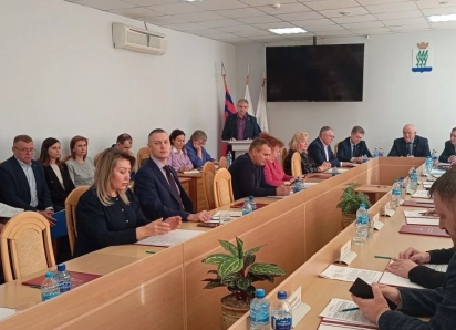 На сайте Камышинской городской думы появился релиз об очередном заседании депутатов, из которого ничего не ясно