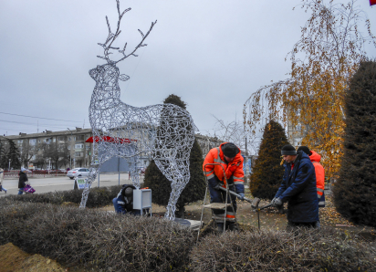 В Камышине установили светящегося оленя высотой в 5 метров, теперь для него облагораживают площадку