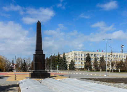 Камышанка Татьяна Стужук прибыла на прием к Андрею Бочарову с неотложной проблемой: получше благоустроить площадь Павших борцов у новой стелы 