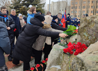 Шквалистый ветер не помешал сотням камышан прийти к мемориалу на 3-м городке, поклониться памяти земляков, не вернувшихся с далеких войн