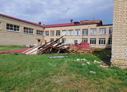 В грозу ураган сорвал крышу со школы в Камышинском районе