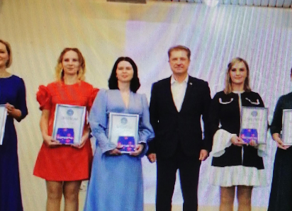 Глава Камышина Станислав Зинченко сфотографировался в окружении лучших воспитательниц, но экспрессия его заметки досталась только одной