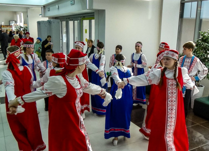 В Камышине в ДК «Текстильщик» прошел День народного единства в «мультиформате»: здесь пели,  дегустировали, наряжались и плели сети для СВО