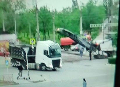 В Камышине в 4-м микрорайоне, где жители за свой счет начали закидывать асфальтовой крошкой самые огромные ямы на проезжей части, неожиданно появилась дорожная теника