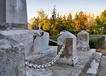 Власти Камышина осознали, что обшарпанный памятник на главной площади города будет вызывающе контрастировать с новой стелой 