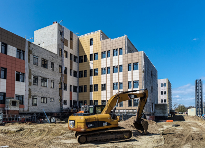 «Контур здания закрыт, вышли на благоустройство», - директор ООО «Трест 7» Алексей Кузнецов: сдать поликлинику в Камышине к концу лета реально