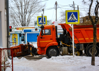 В Камышине коммунальщики «выехали» бороться с наледью  и снежным накатом