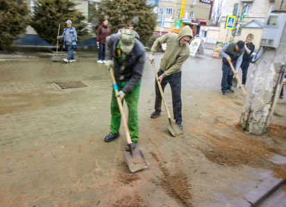В Камышине начался месячник по благоустройству: в профильном МБУ решили в первую очередь расчистить остановки на центральных улицах