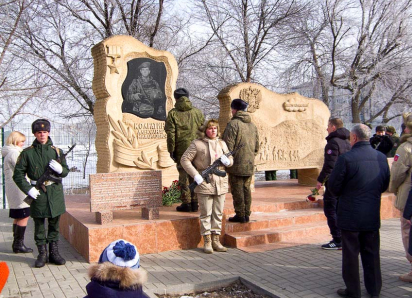В Камышине 1 марта военные и юнармейцы заступили в почетный караул у памятника Герою России, нашему земляку Александру Колгатину